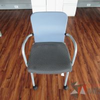 Lote 027 - 2 Sillas de visita con ruedas, asiento en tela con diseño en cuadricula - Imagen 3
