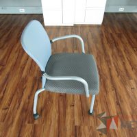 Lote 027 - 2 Sillas de visita con ruedas, asiento en tela con diseño en cuadricula - Imagen 4