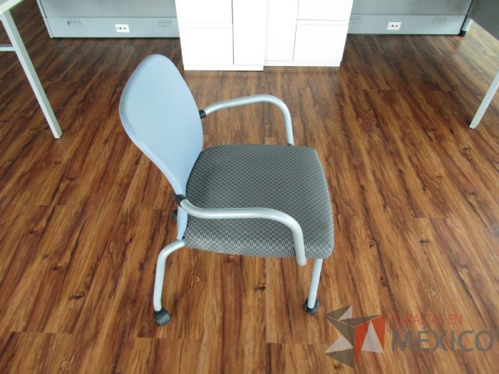 Lote 027 - 2 Sillas de visita con ruedas, asiento en tela con diseño en cuadricula - Imagen 4