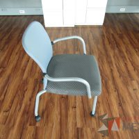 Lote 027 - 2 Sillas de visita con ruedas, asiento en tela con diseño en cuadricula - Imagen 5