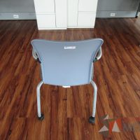 Lote 027 - 2 Sillas de visita con ruedas, asiento en tela con diseño en cuadricula - Imagen 6