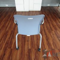 Lote 027 - 2 Sillas de visita con ruedas, asiento en tela con diseño en cuadricula - Imagen 7
