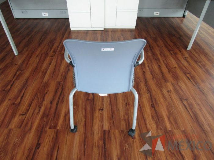 Lote 027 - 2 Sillas de visita con ruedas, asiento en tela con diseño en cuadricula - Imagen 7