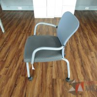 Lote 027 - 2 Sillas de visita con ruedas, asiento en tela con diseño en cuadricula - Imagen 8