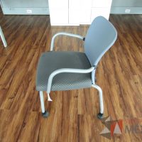 Lote 027 - 2 Sillas de visita con ruedas, asiento en tela con diseño en cuadricula - Imagen 9