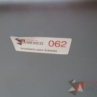 Lote 027 - 2 Sillas de visita con ruedas, asiento en tela con diseño en cuadricula - Imagen 10