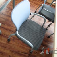 Lote 027 - 2 Sillas de visita con ruedas, asiento en tela con diseño en cuadricula - Imagen 11