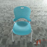 Lote 019 - Silla de visita, patas metálicas, asiento y respaldo en plástico color azul - Imagen 12
