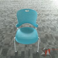 Lote 019 - Silla de visita, patas metálicas, asiento y respaldo en plástico color azul - Imagen 3