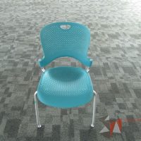Lote 019 - Silla de visita, patas metálicas, asiento y respaldo en plástico color azul - Imagen 4
