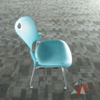 Lote 019 - Silla de visita, patas metálicas, asiento y respaldo en plástico color azul - Imagen 5