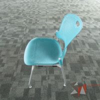 Lote 019 - Silla de visita, patas metálicas, asiento y respaldo en plástico color azul - Imagen 10