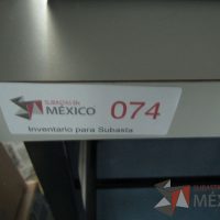 Lote 026 - Escritorio con repisa, base metálica con 1 entrepaño, con conexiones, 1 cajón y 1 puerta. - Imagen 28