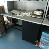 Lote 026 - Escritorio con repisa, base metálica con 1 entrepaño, con conexiones, 1 cajón y 1 puerta. - Imagen 6