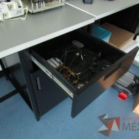 Lote 026 - Escritorio con repisa, base metálica con 1 entrepaño, con conexiones, 1 cajón y 1 puerta. - Imagen 8