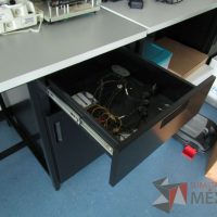 Lote 026 - Escritorio con repisa, base metálica con 1 entrepaño, con conexiones, 1 cajón y 1 puerta. - Imagen 9