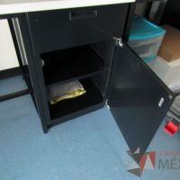 Lote 026 - Escritorio con repisa, base metálica con 1 entrepaño, con conexiones, 1 cajón y 1 puerta. - Imagen 10
