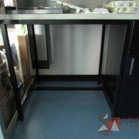 Lote 026 - Escritorio con repisa, base metálica con 1 entrepaño, con conexiones, 1 cajón y 1 puerta. - Imagen 12