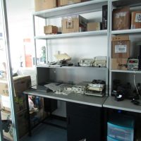 Lote 026 - Escritorio con repisa, base metálica con 1 entrepaño, con conexiones, 1 cajón y 1 puerta. - Imagen 17
