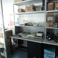 Lote 026 - Escritorio con repisa, base metálica con 1 entrepaño, con conexiones, 1 cajón y 1 puerta. - Imagen 19