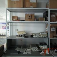 Lote 026 - Escritorio con repisa, base metálica con 1 entrepaño, con conexiones, 1 cajón y 1 puerta. - Imagen 20
