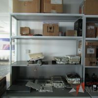 Lote 026 - Escritorio con repisa, base metálica con 1 entrepaño, con conexiones, 1 cajón y 1 puerta.