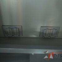 Lote 026 - Escritorio con repisa, base metálica con 1 entrepaño, con conexiones, 1 cajón y 1 puerta. - Imagen 23