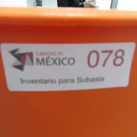 Lote 036 - Silla alta, con descansa pies, asiento y respaldo en plástico color naranja - Imagen 2