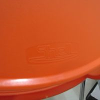 Lote 036 - Silla alta, con descansa pies, asiento y respaldo en plástico color naranja - Imagen 3