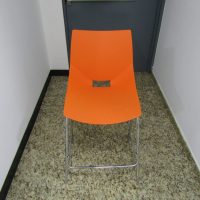 Lote 036 - Silla alta, con descansa pies, asiento y respaldo en plástico color naranja