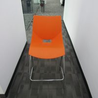 Lote 036 - Silla alta, con descansa pies, asiento y respaldo en plástico color naranja - Imagen 6