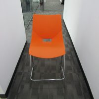 Lote 036 - Silla alta, con descansa pies, asiento y respaldo en plástico color naranja - Imagen 7