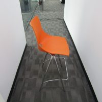 Lote 036 - Silla alta, con descansa pies, asiento y respaldo en plástico color naranja - Imagen 8