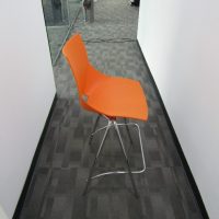 Lote 036 - Silla alta, con descansa pies, asiento y respaldo en plástico color naranja - Imagen 9