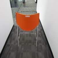 Lote 036 - Silla alta, con descansa pies, asiento y respaldo en plástico color naranja - Imagen 10