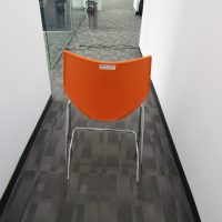 Lote 036 - Silla alta, con descansa pies, asiento y respaldo en plástico color naranja - Imagen 11