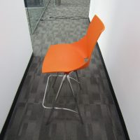 Lote 036 - Silla alta, con descansa pies, asiento y respaldo en plástico color naranja - Imagen 12