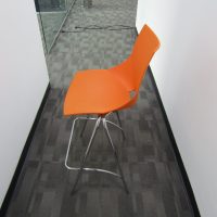 Lote 036 - Silla alta, con descansa pies, asiento y respaldo en plástico color naranja - Imagen 13