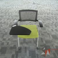 Lote 048 - Silla de visita con ruedas y paleta