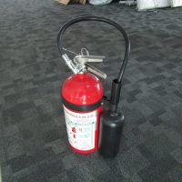 Lote 049 - Extintor de 4.5 kg con bote metálico. - Imagen 6