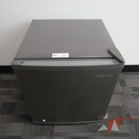 Lote 132 - Frigobar color gris DAEWOO Modelo: FR-064R - Imagen 4