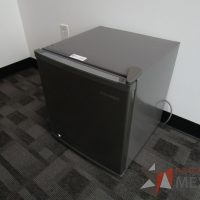 Lote 132 - Frigobar color gris DAEWOO Modelo: FR-064R - Imagen 6