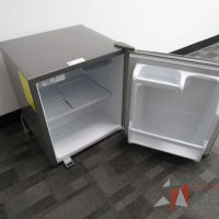 Lote 132 - Frigobar color gris DAEWOO Modelo: FR-064R - Imagen 9