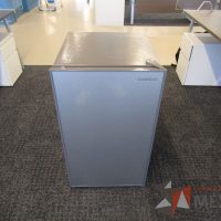 Lote 143 - Frigobar color gris