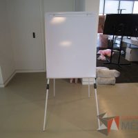 Lote 152 - Pizarrón blanco con estructura metálica, con altura ajustable