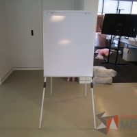 Lote 152 - Pizarrón blanco con estructura metálica, con altura ajustable - Imagen 3