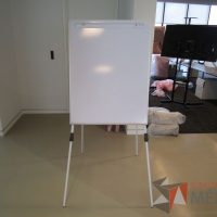 Lote 152 - Pizarrón blanco con estructura metálica, con altura ajustable - Imagen 4