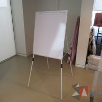 Lote 152 - Pizarrón blanco con estructura metálica, con altura ajustable - Imagen 5