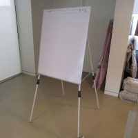 Lote 152 - Pizarrón blanco con estructura metálica, con altura ajustable - Imagen 6