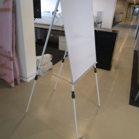 Lote 152 - Pizarrón blanco con estructura metálica, con altura ajustable - Imagen 7